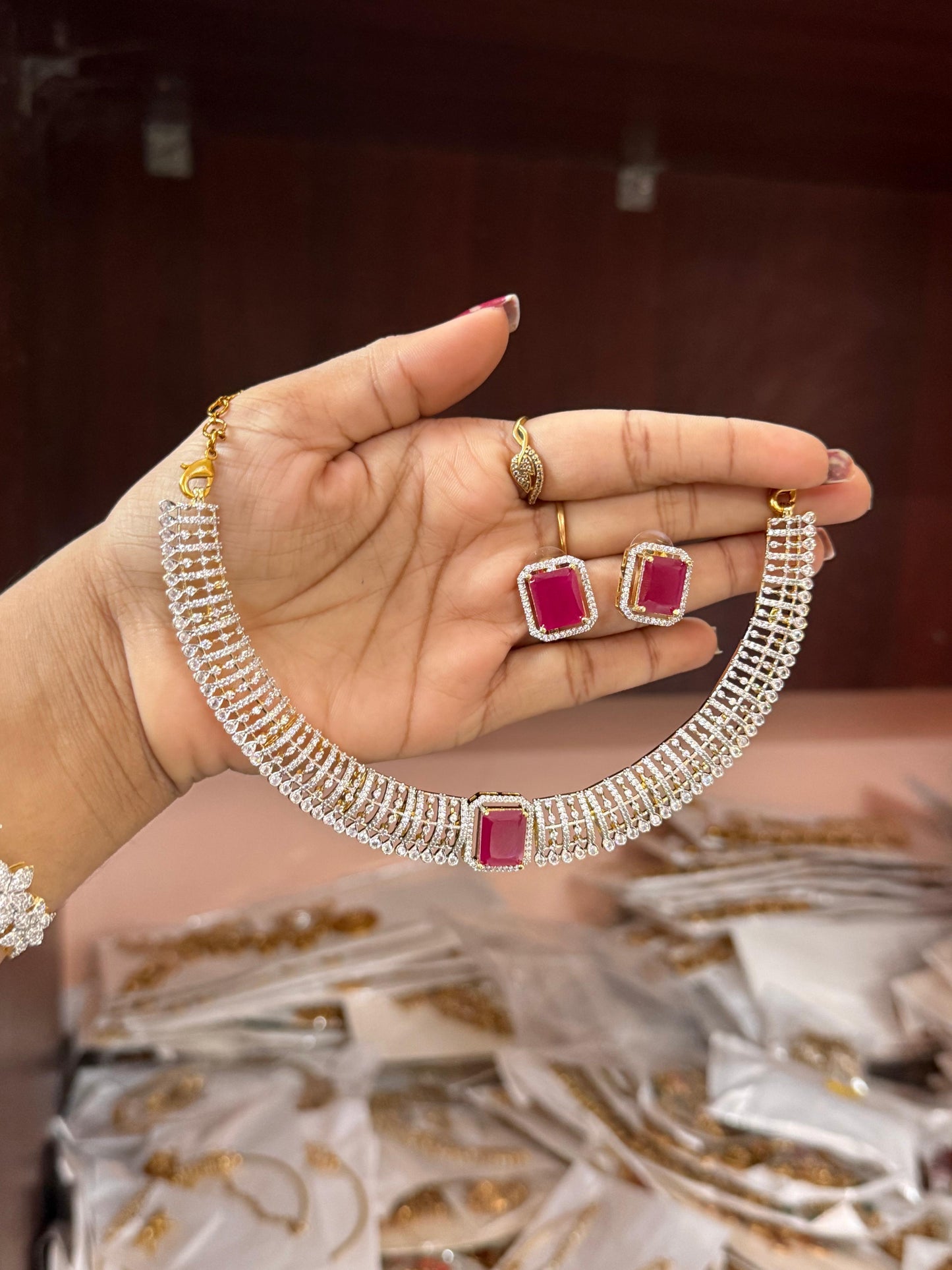 Whit stone necklace