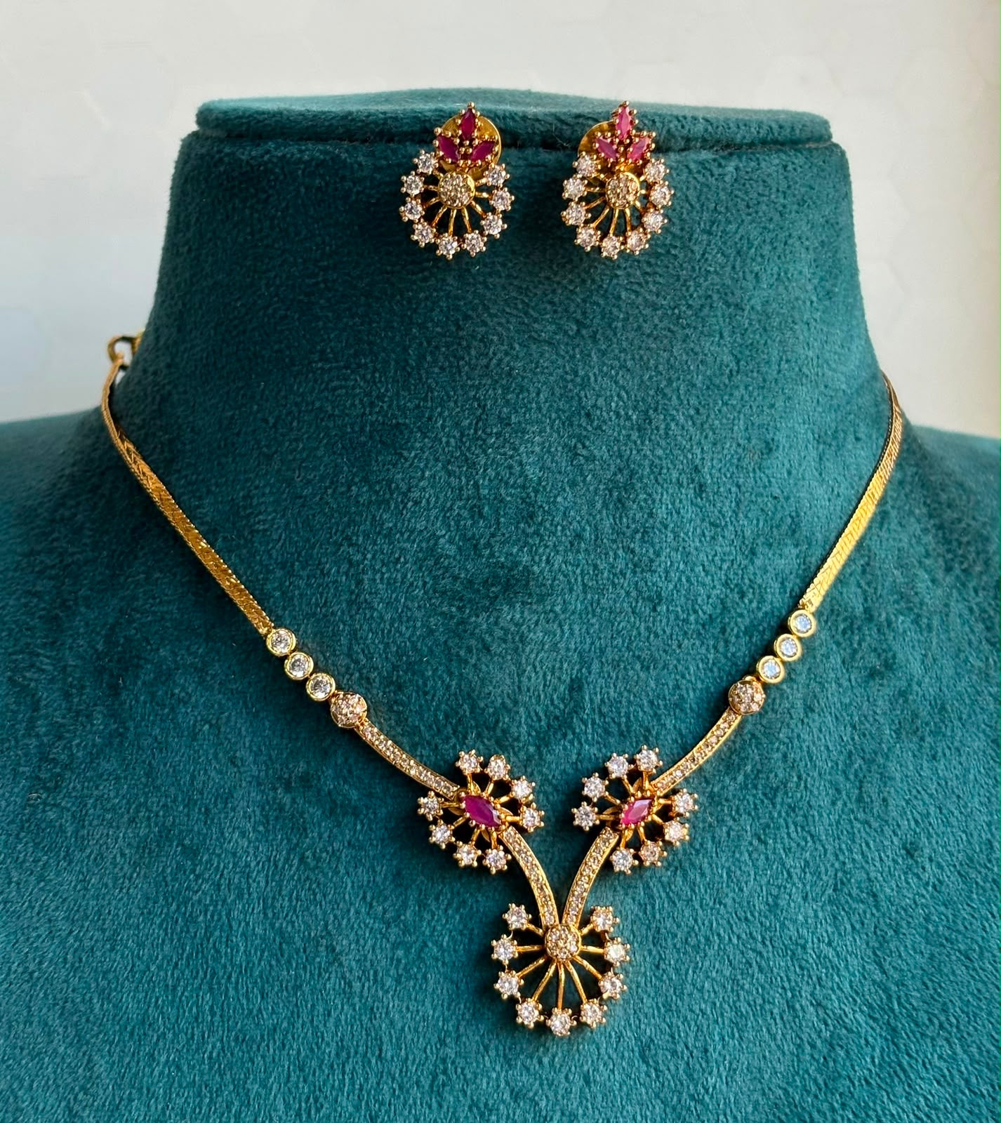3 flower design necklace
