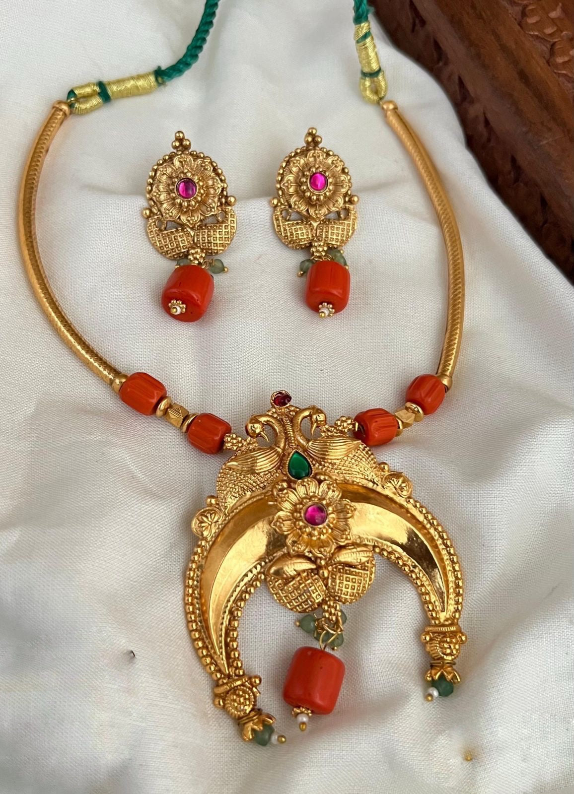 Coral beads hasli