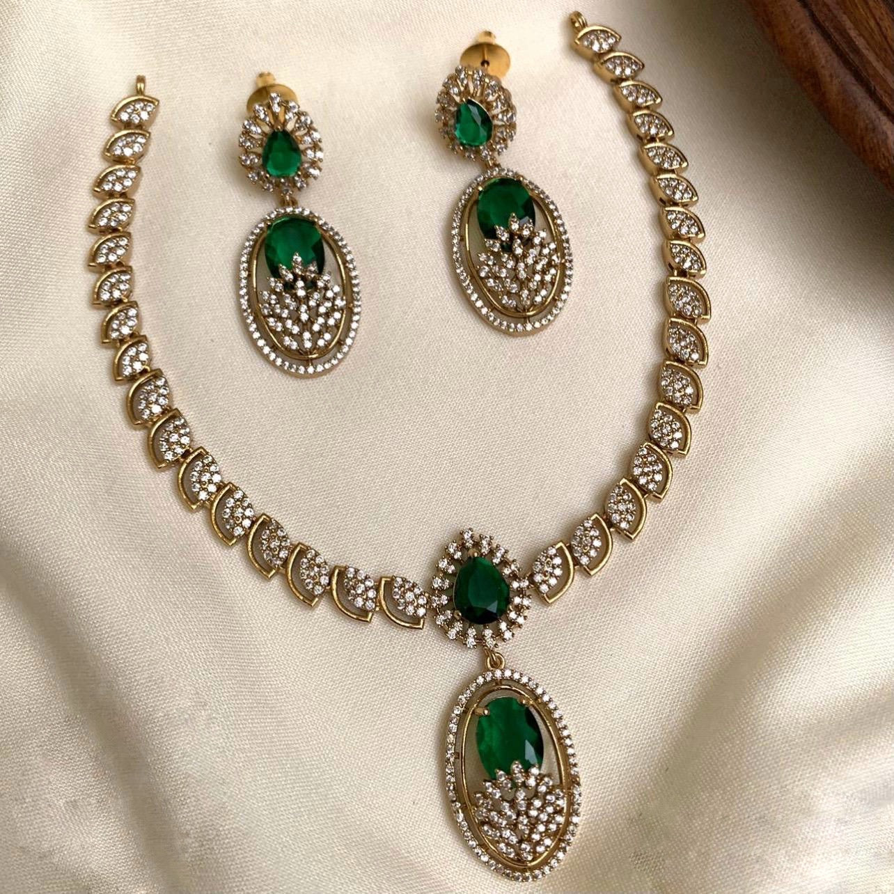 Stone ovel design necklace