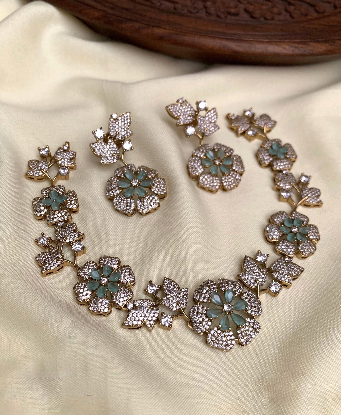 Flower design necklace