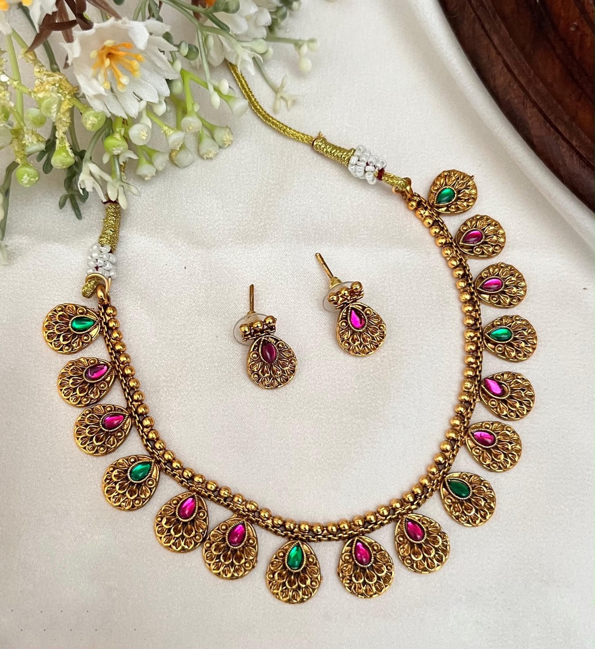 Simple petal necklace