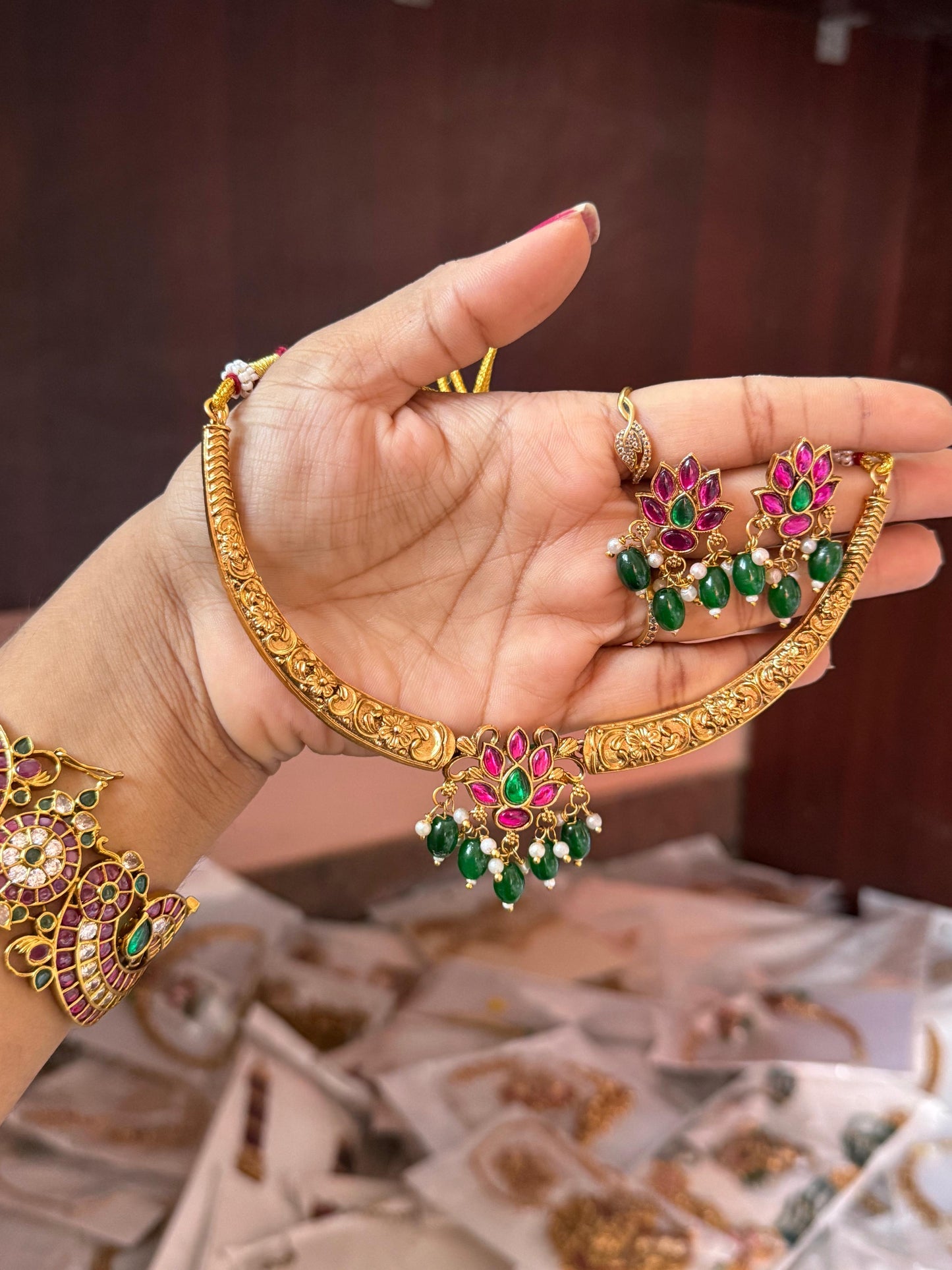 Budget Hasli necklace