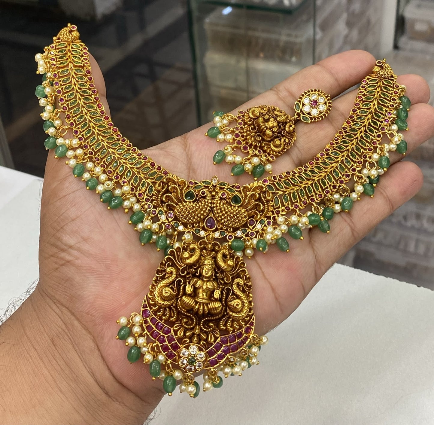 Grand green beads necklace