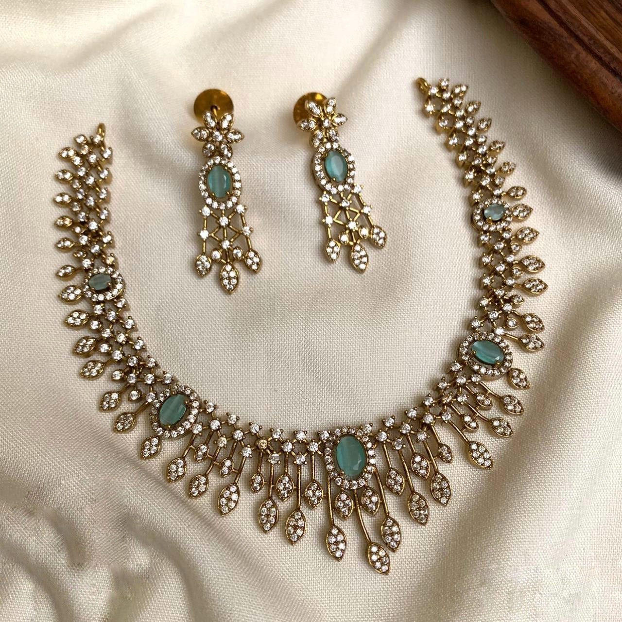 Grand budget necklace