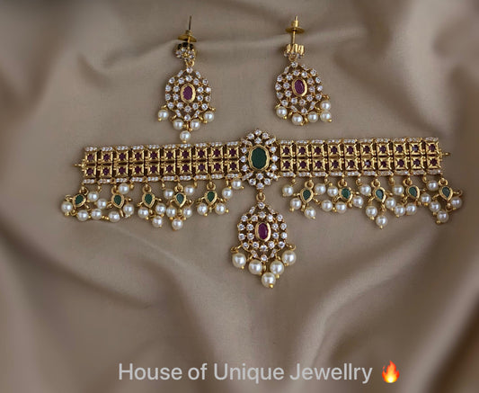 Choker with pearl
