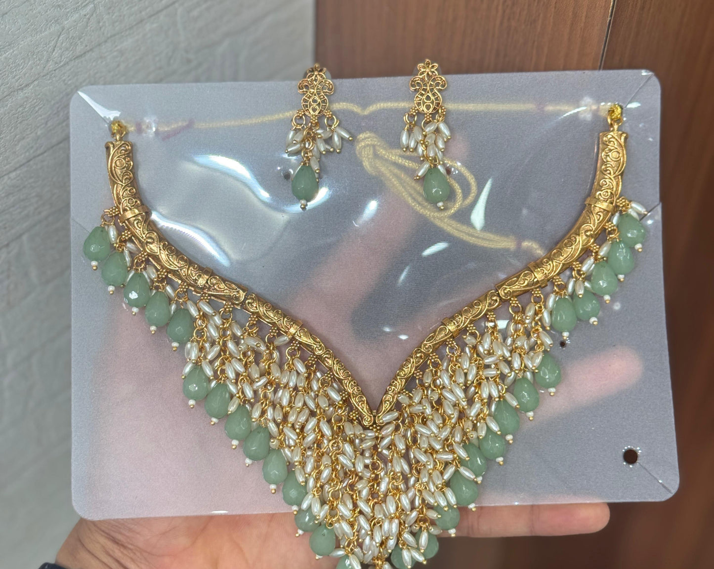 Hasli necklace with green drops (PJ-82)