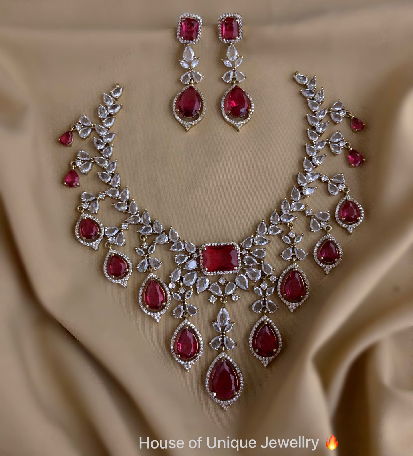 Stone reception necklace
