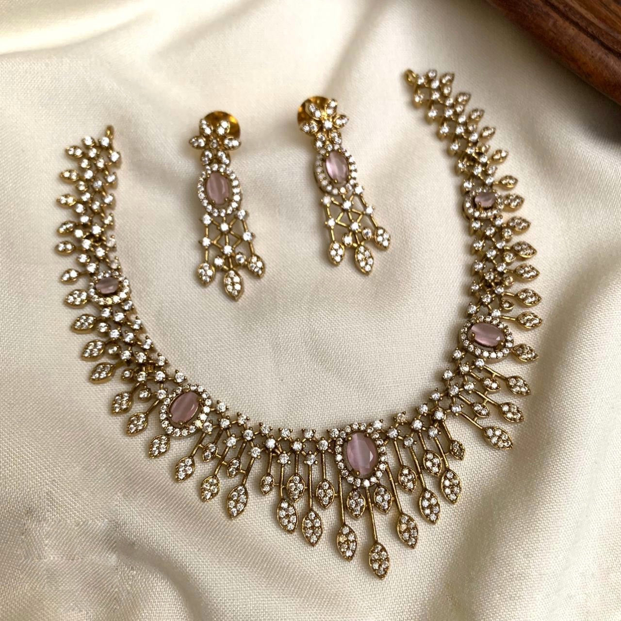 Grand budget necklace