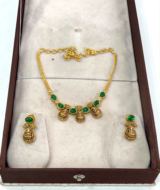 3 simple pendent gold look necklace