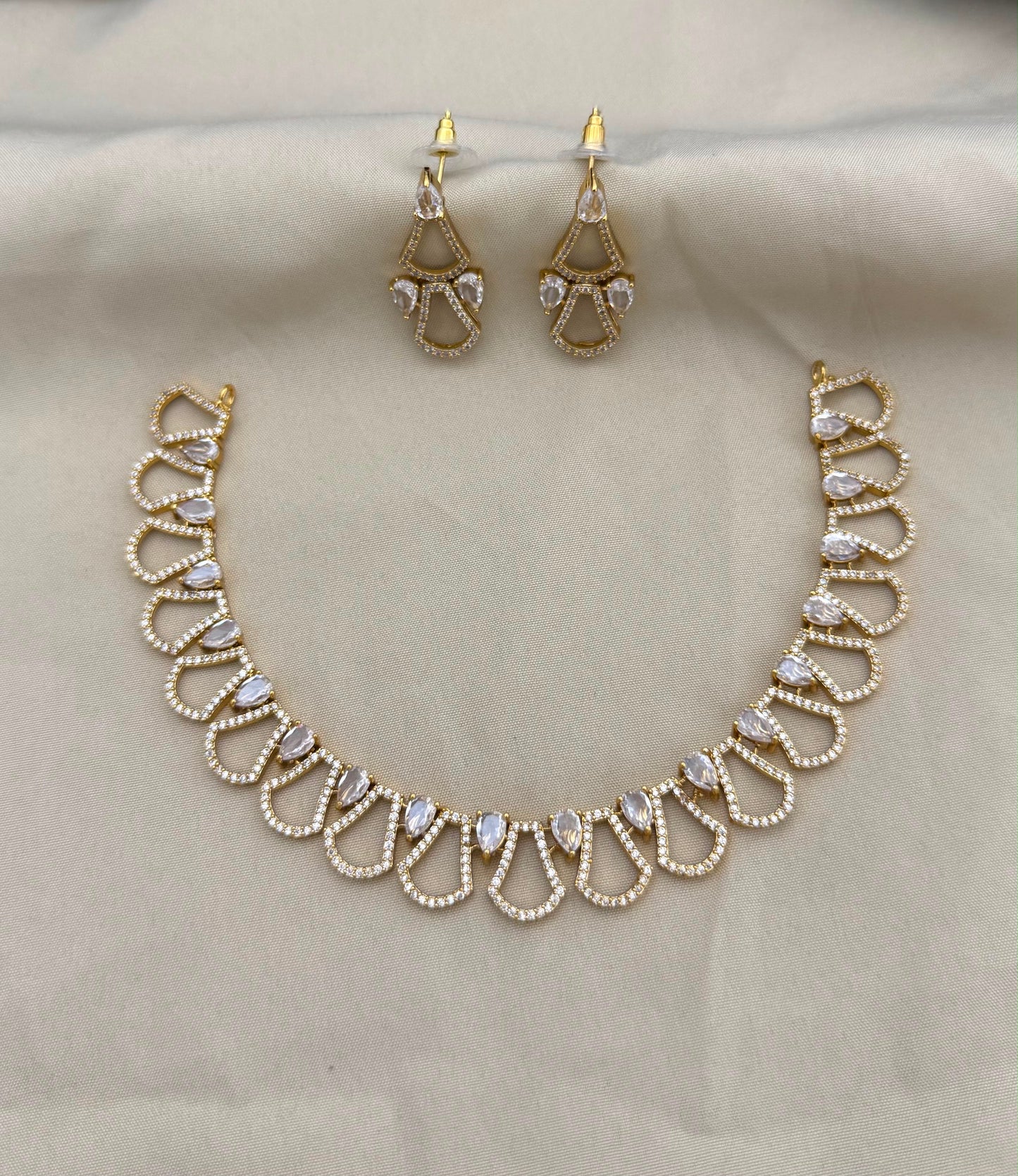 Simple petal stone necklace