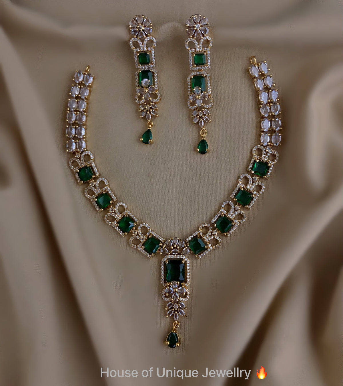 Stone reception look necklace
