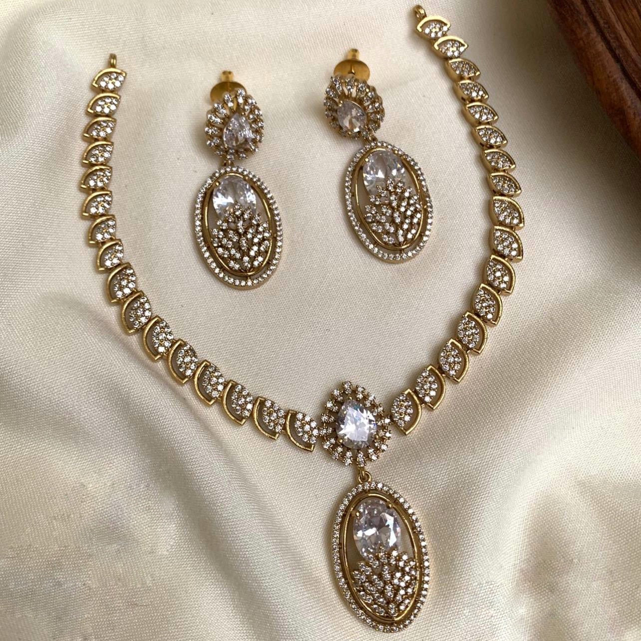 Stone ovel design necklace