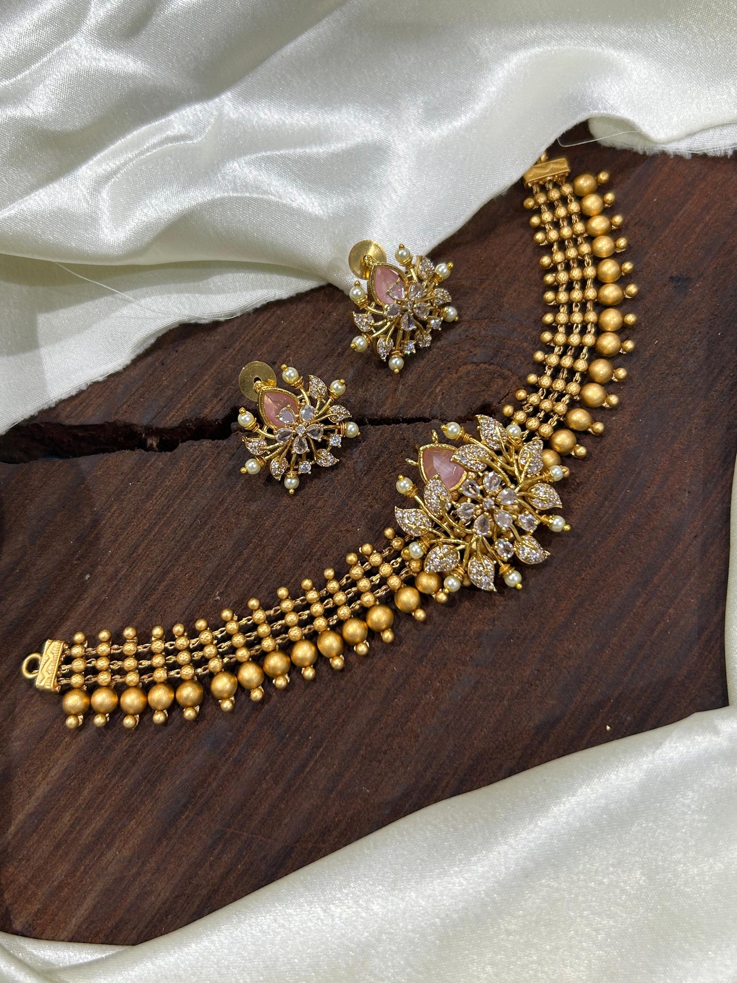 Pendent choker