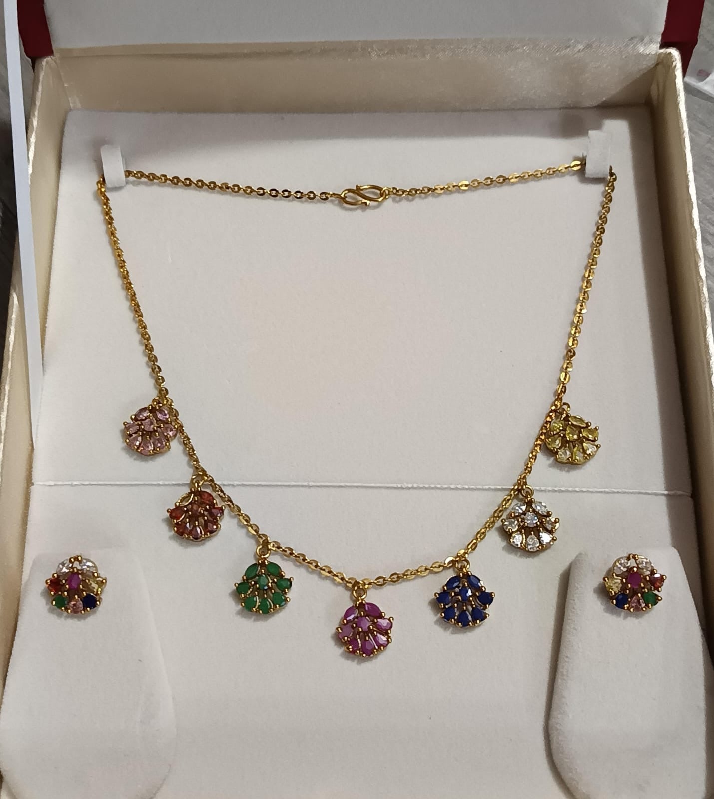 Single layer petal drop necklace