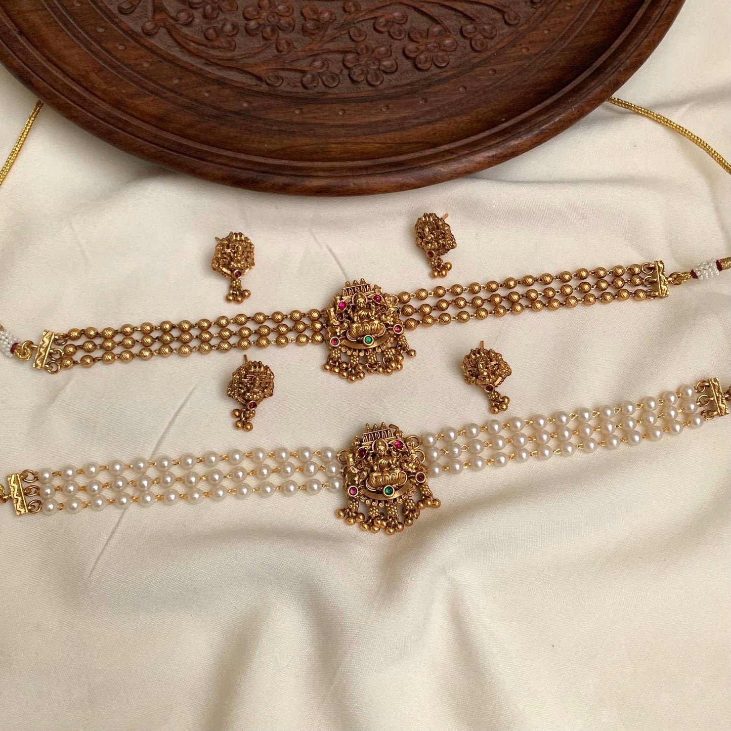 Pearl and gold chocker