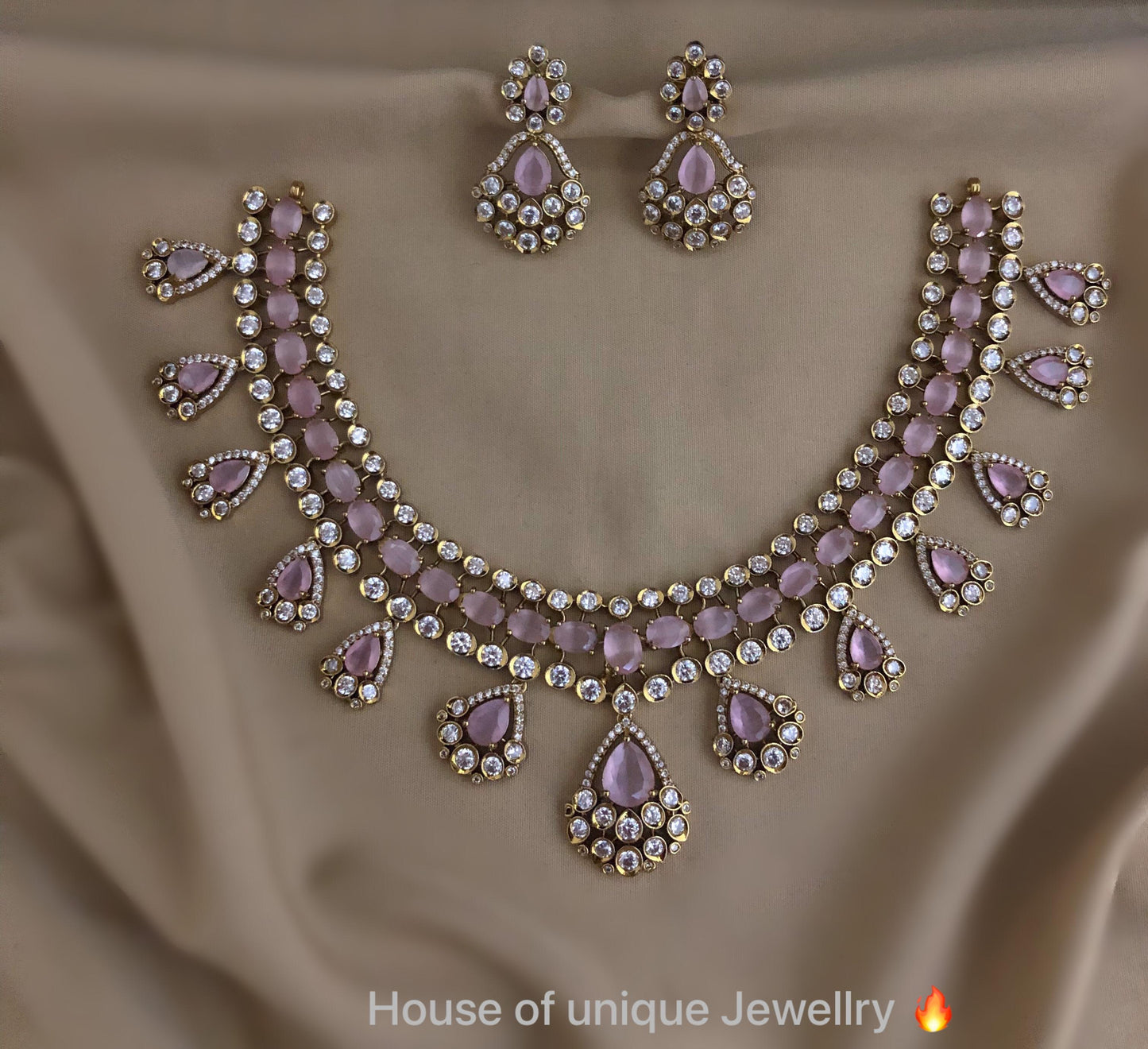 Stone V shape look necklace