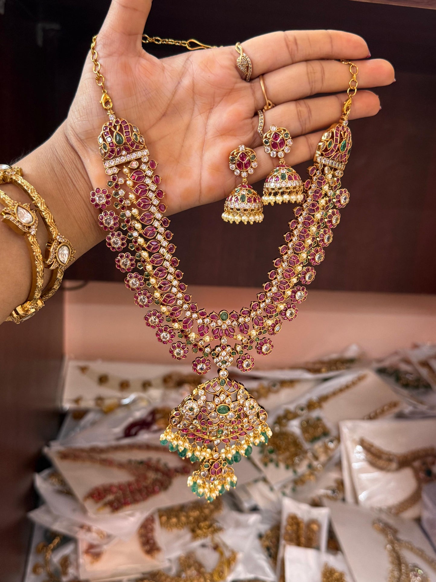Removable pendent jadau necklace