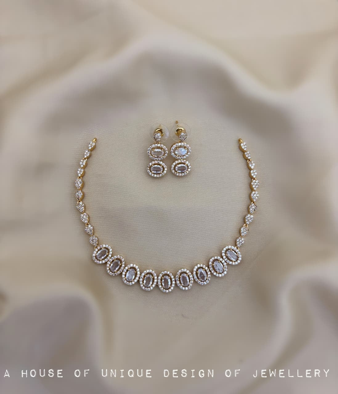 Simple stone align necklace