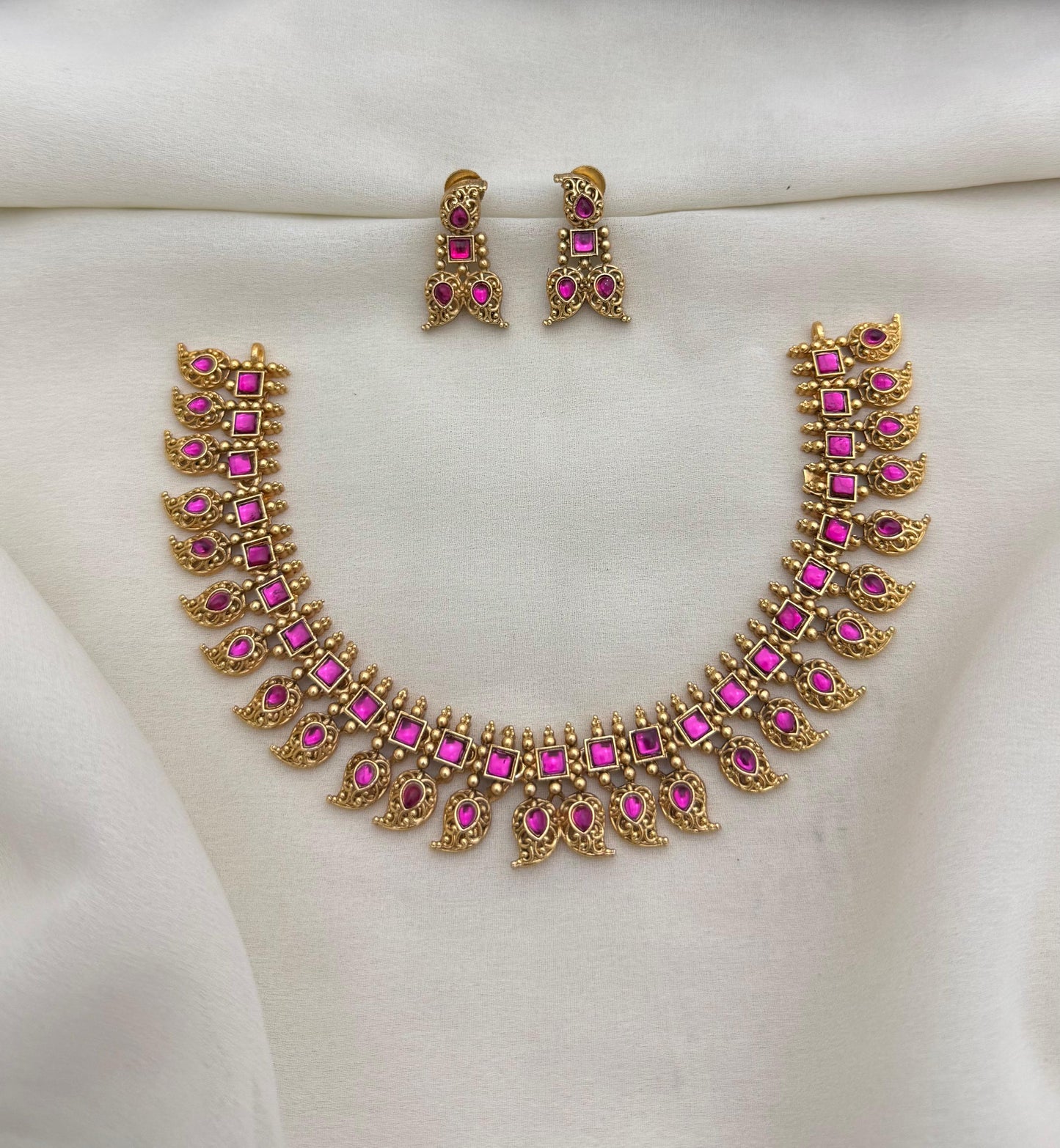 Simple necklace mango design