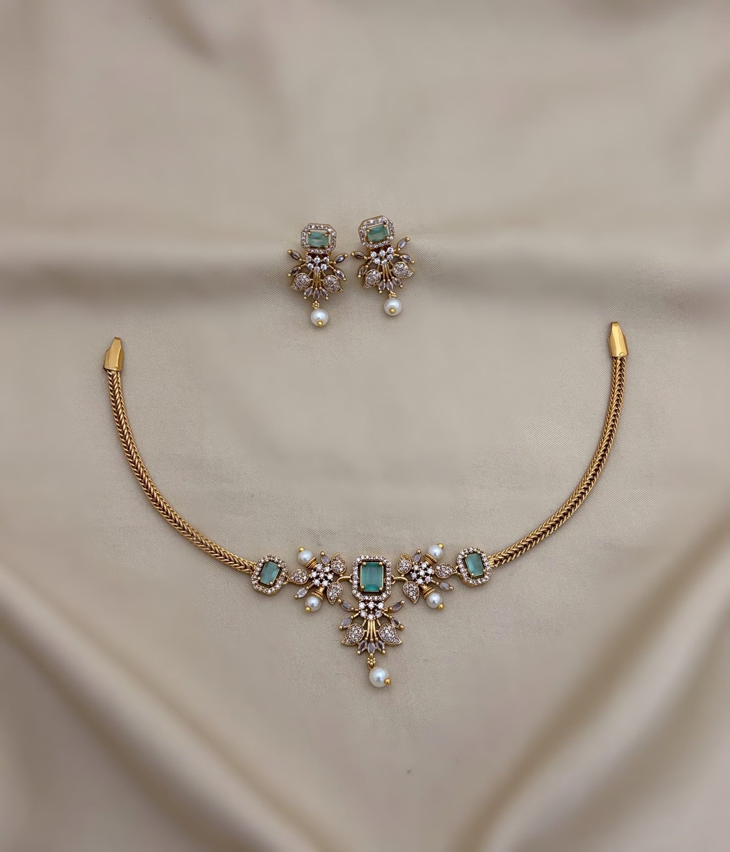 Simple stone choker