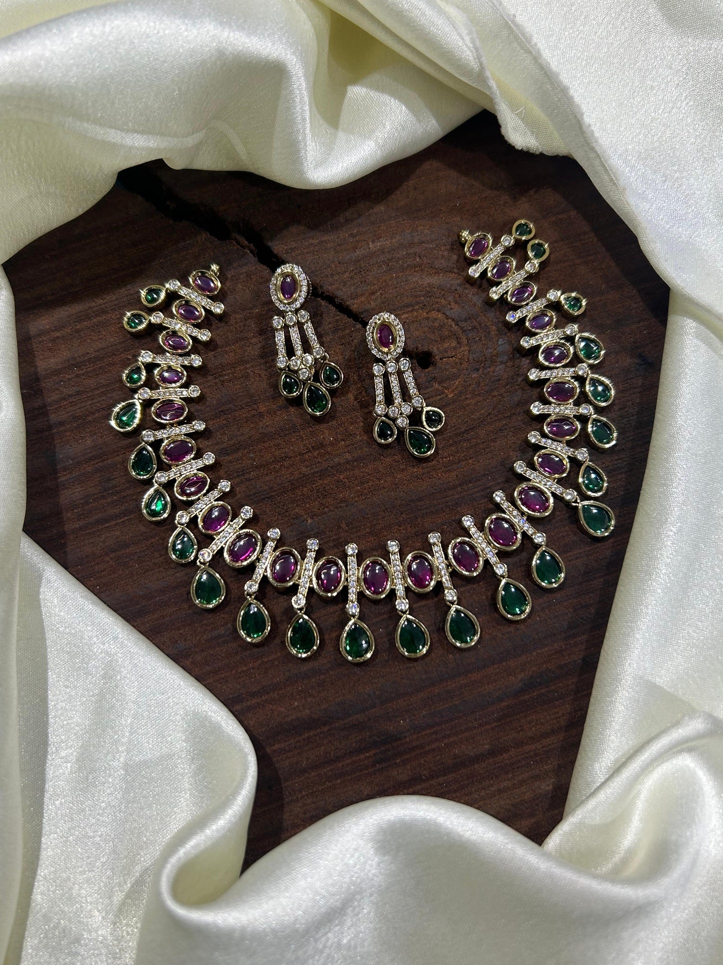 Drop stone necklace