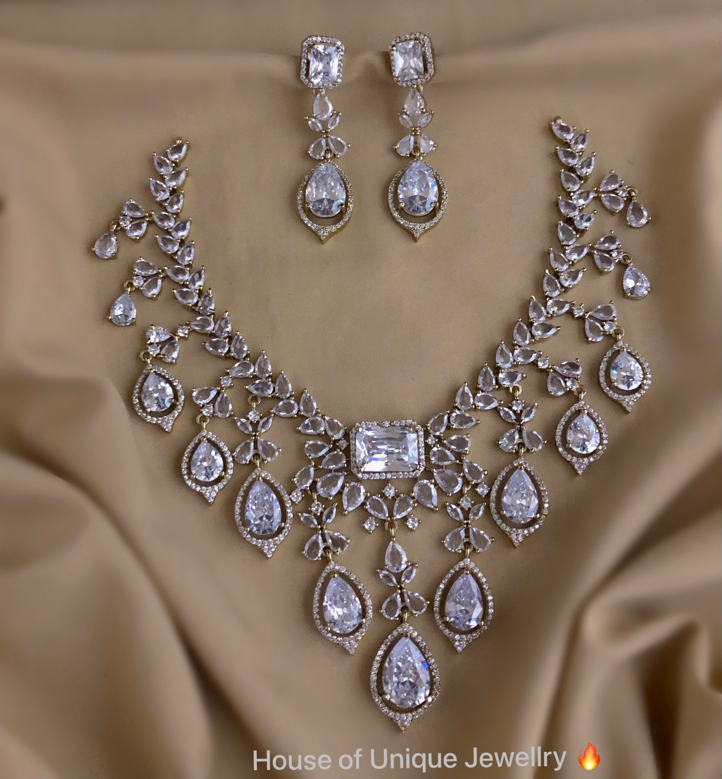Stone reception necklace
