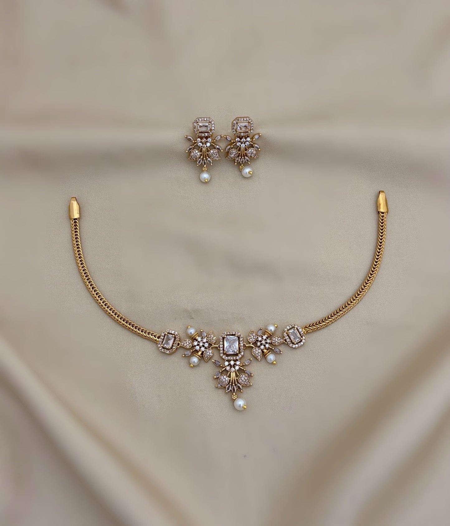 Simple stone choker