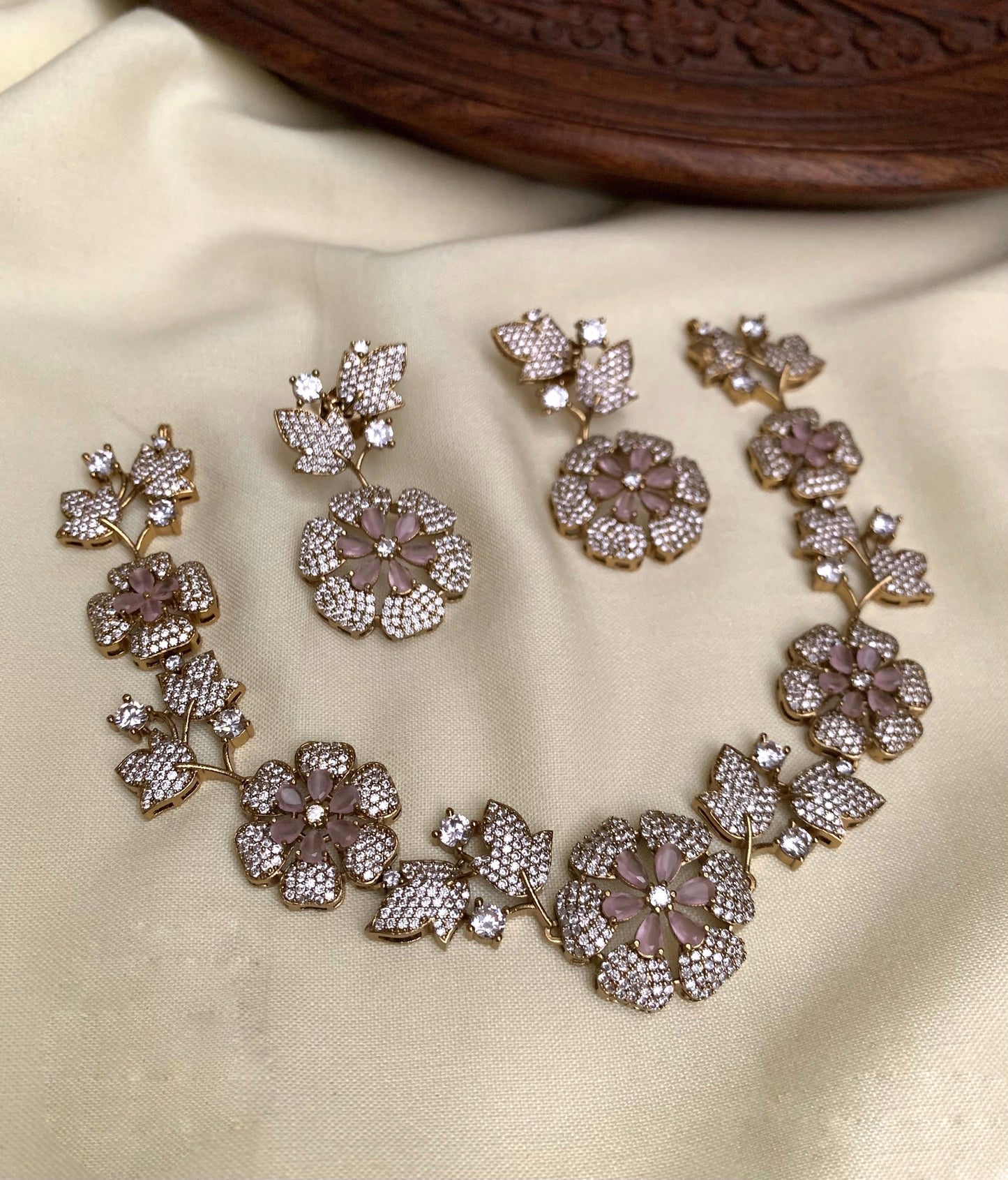 Flower design necklace