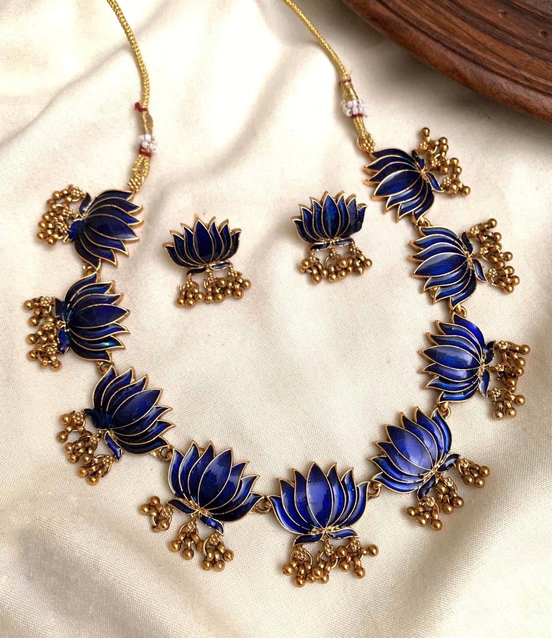 Lotus necklace with gold drops(N-10)