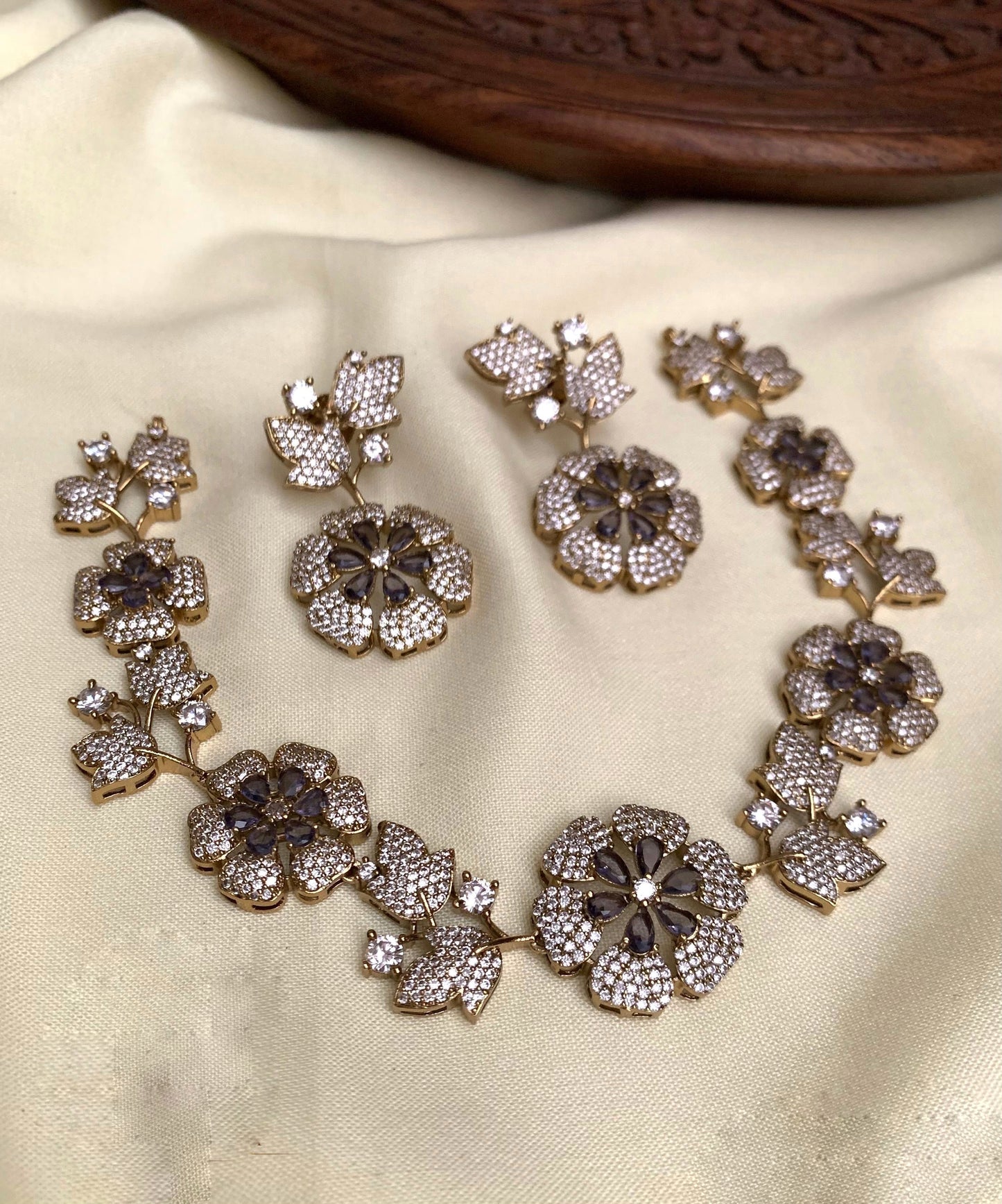 Flower design necklace