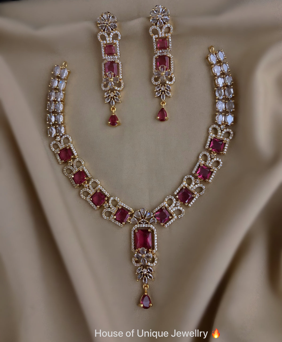 Stone reception look necklace
