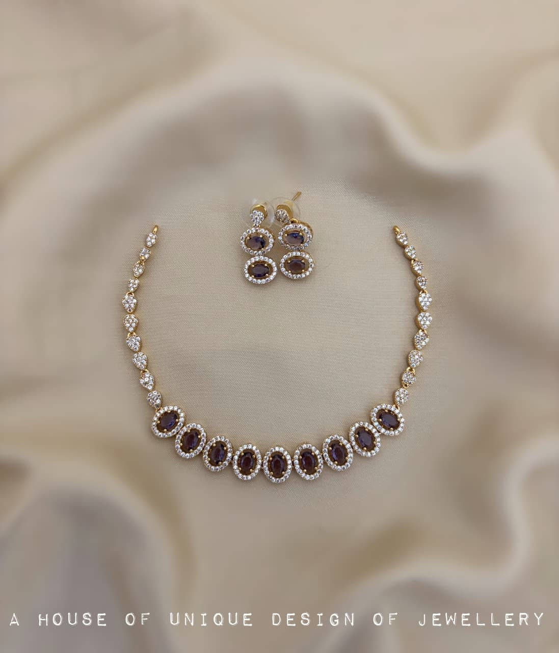 Simple stone align necklace