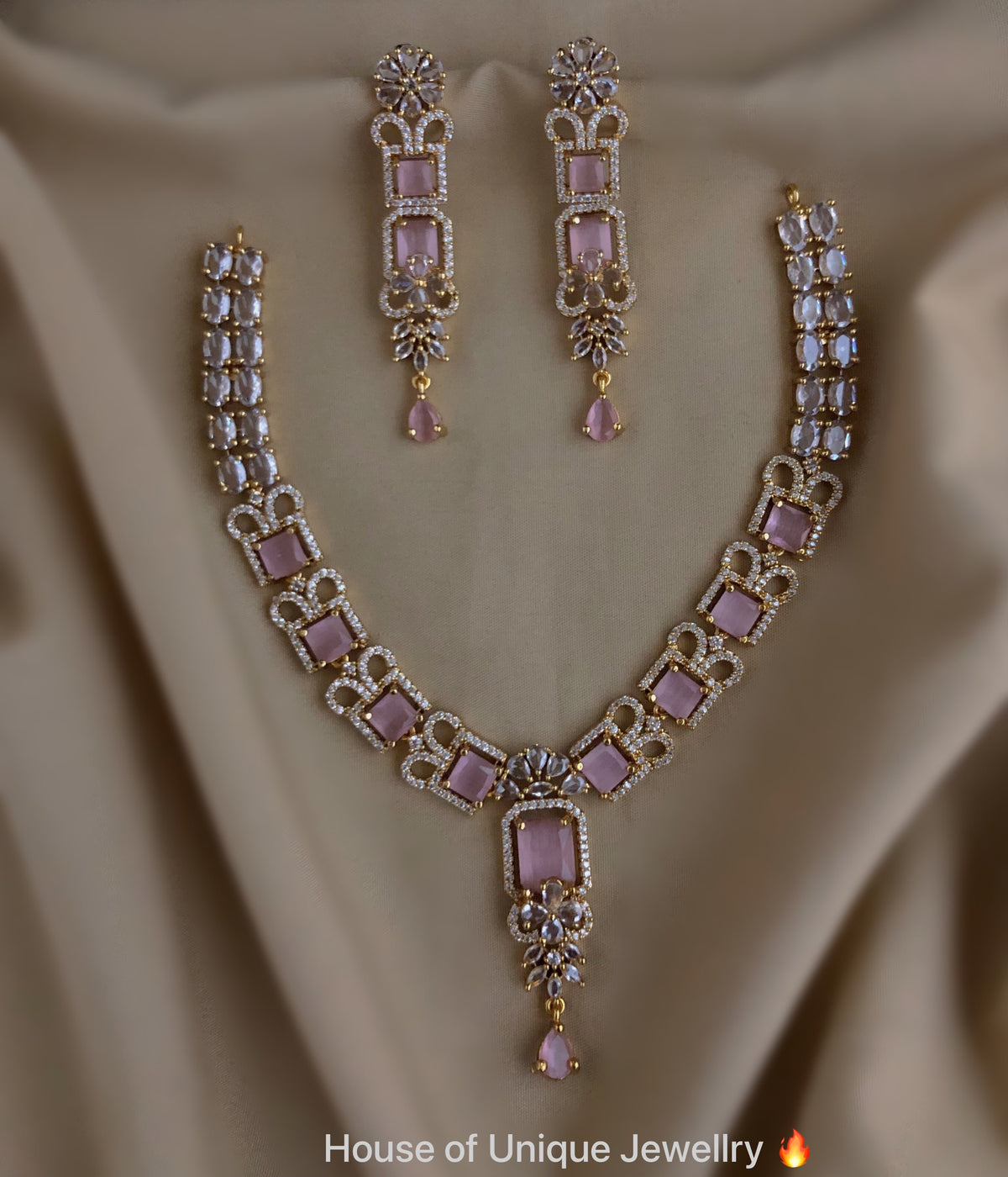 Stone reception look necklace