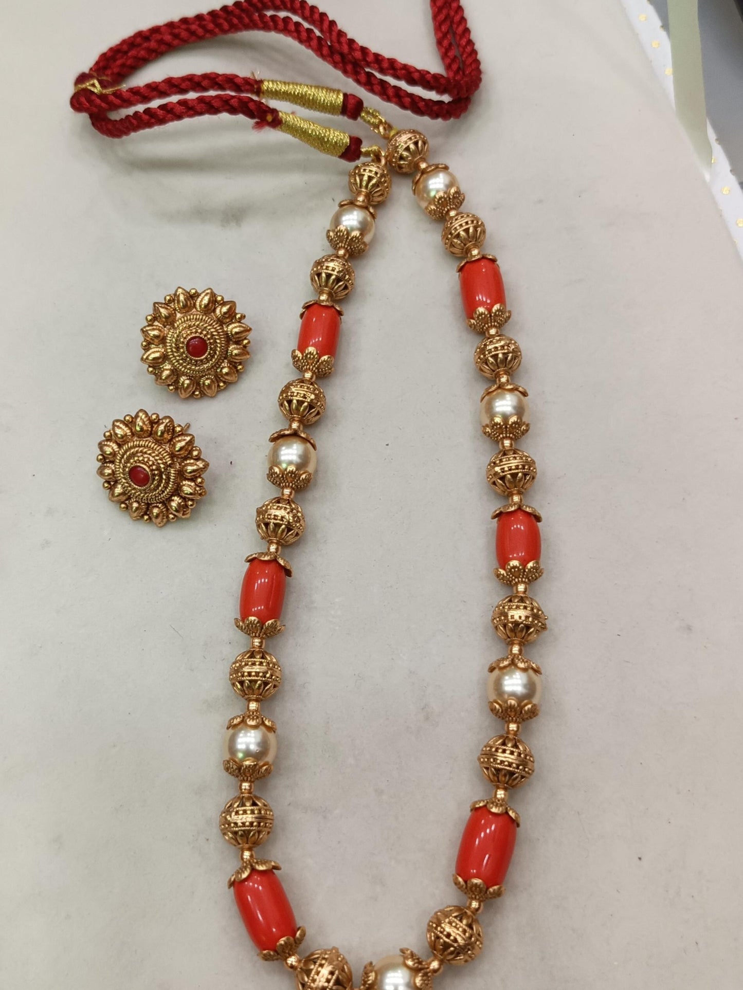 Pearl and gold beads necklace