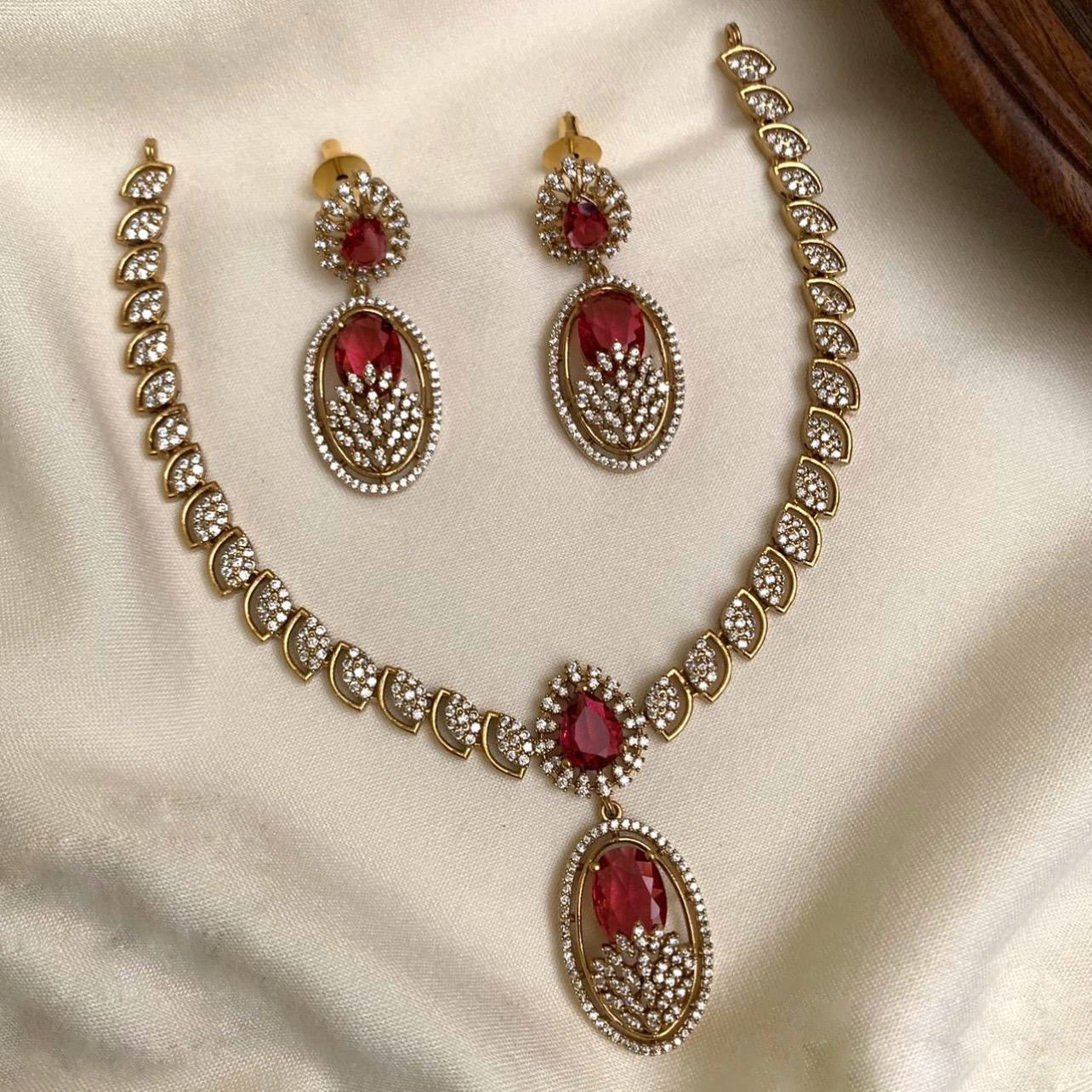 Stone ovel design necklace