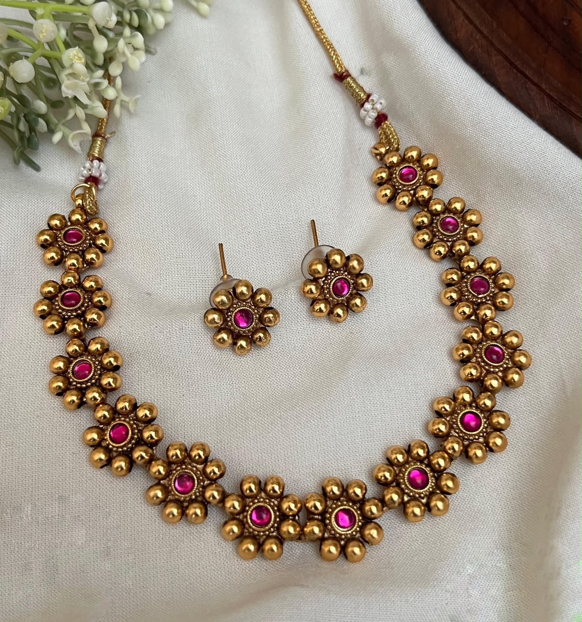 Flower design necklace