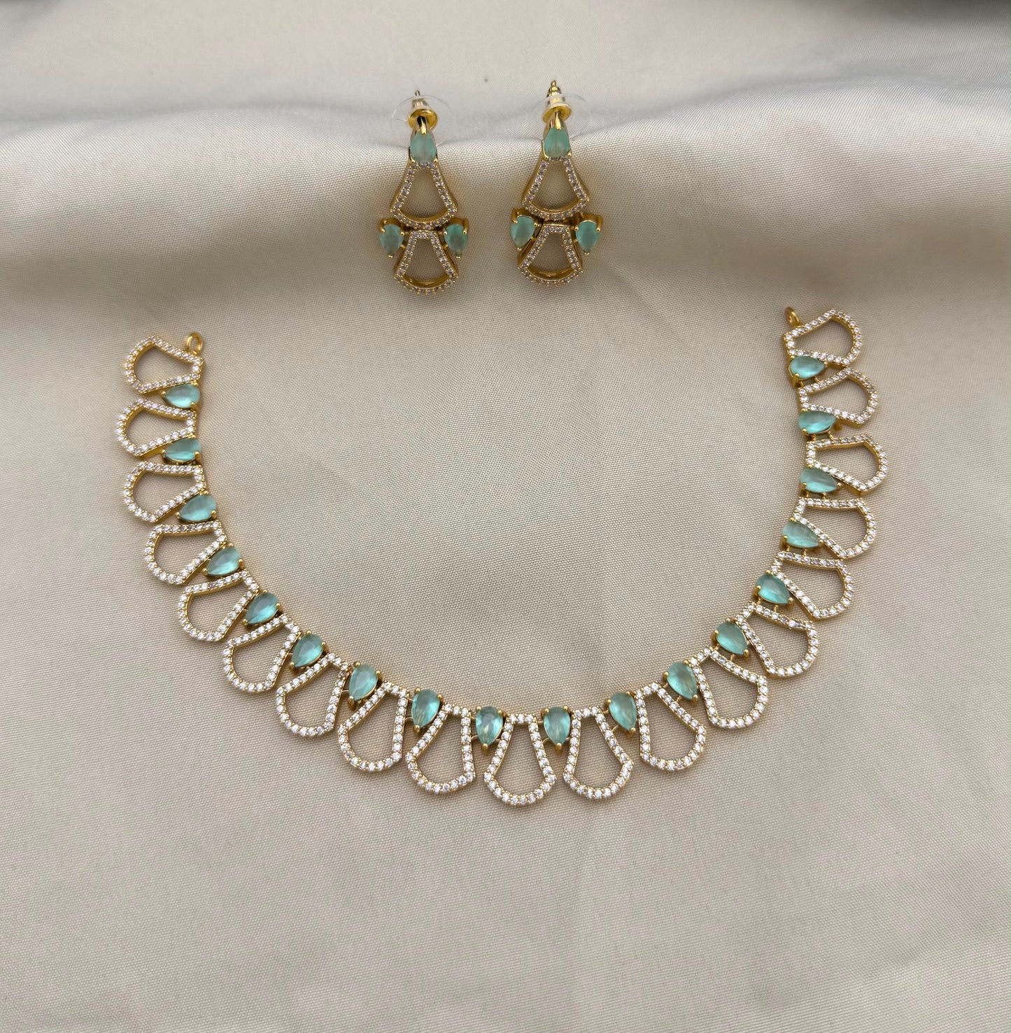 Simple petal stone necklace