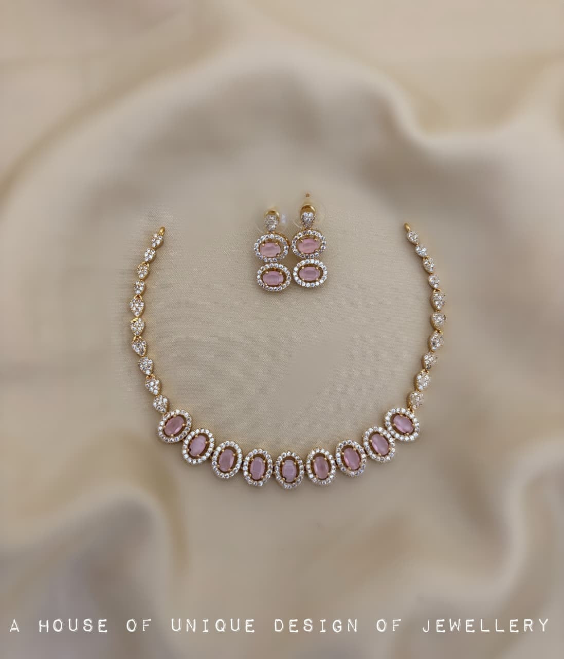 Simple stone align necklace