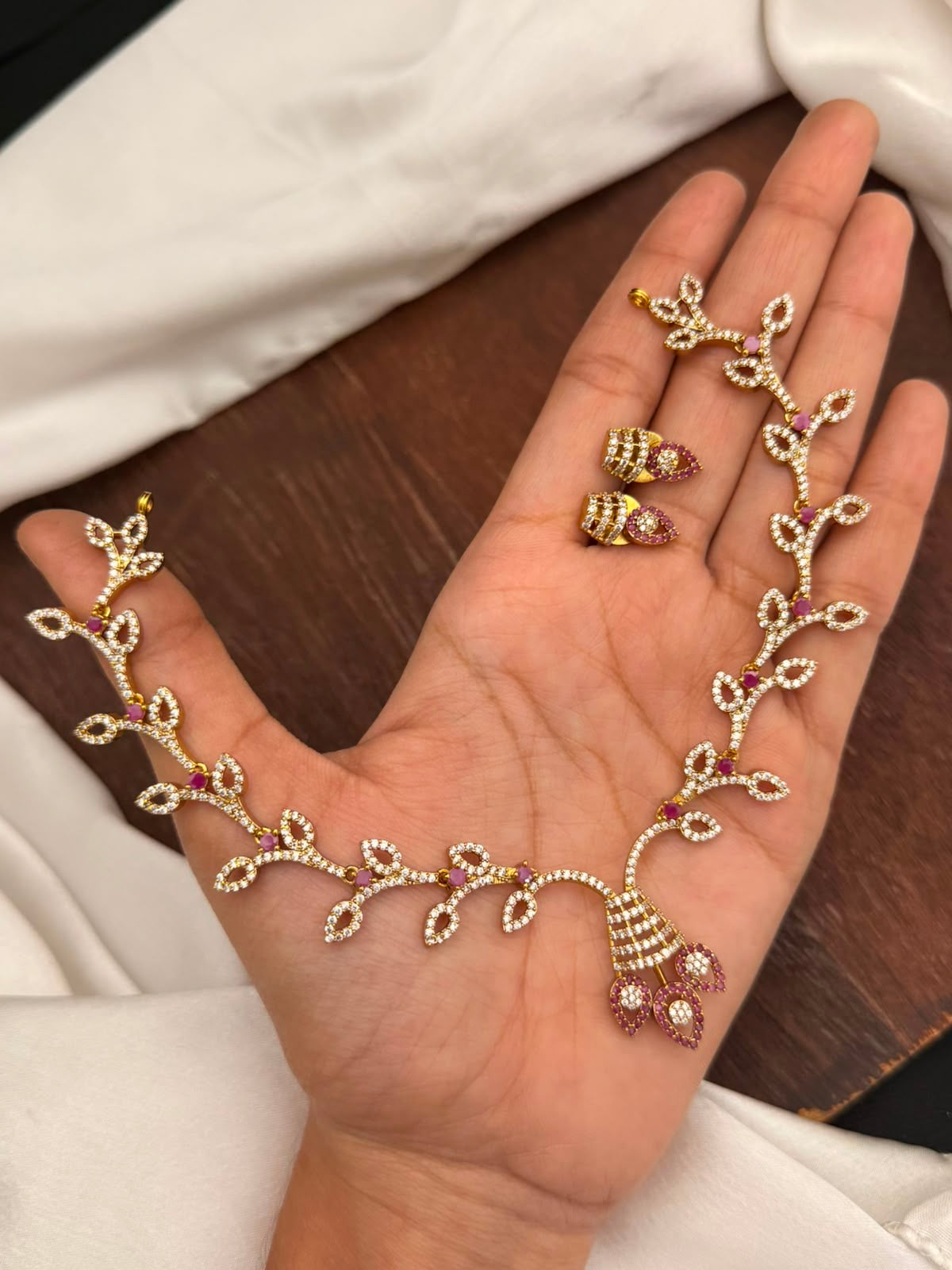 Leaf design necklace