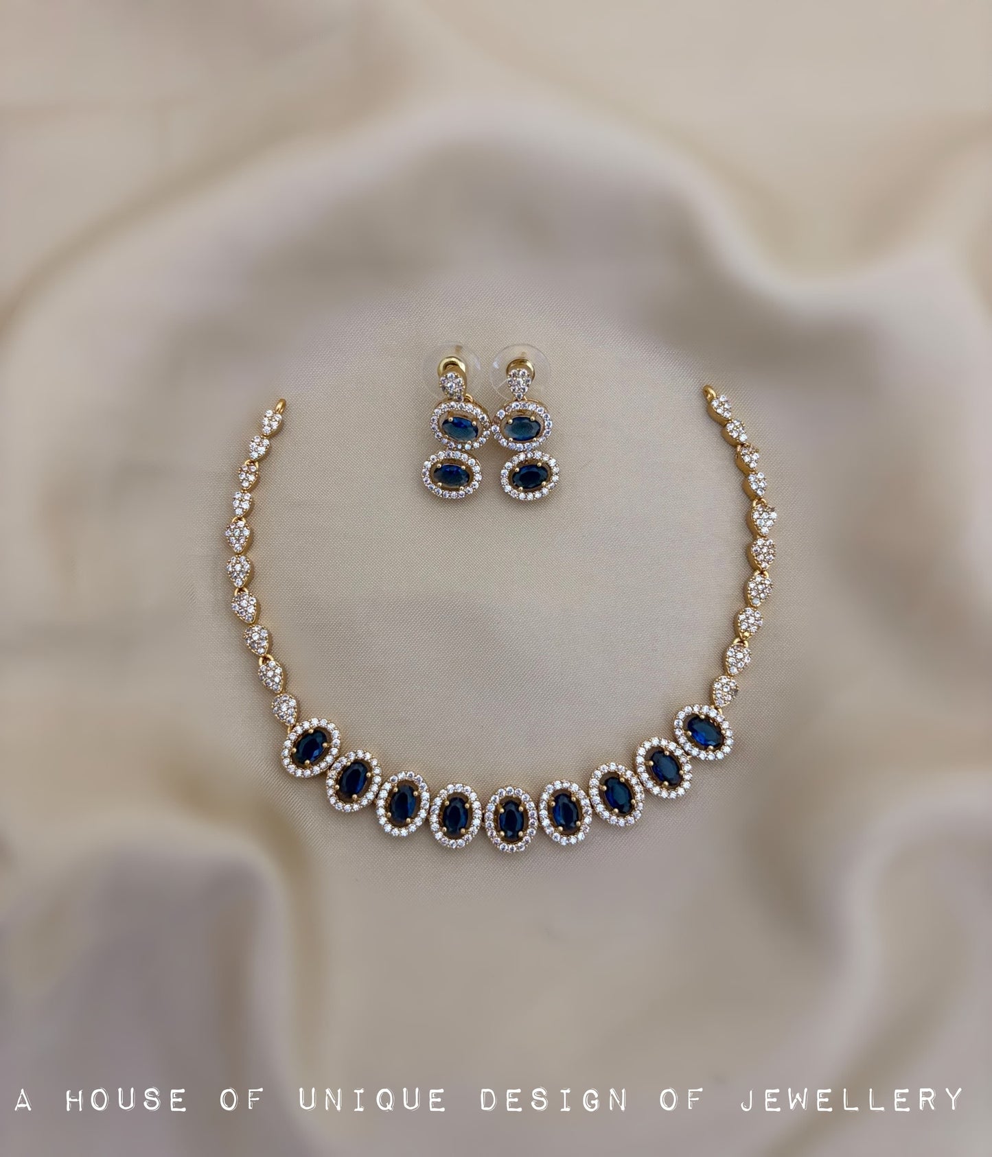 Simple stone align necklace