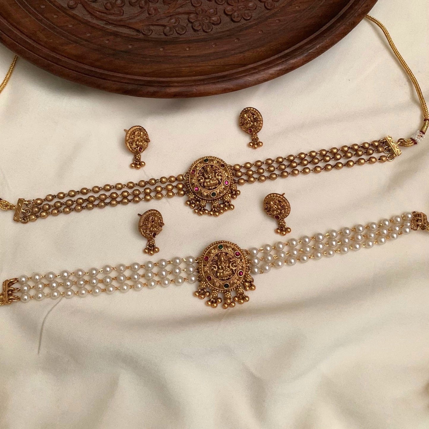 Pearl and gold chocker