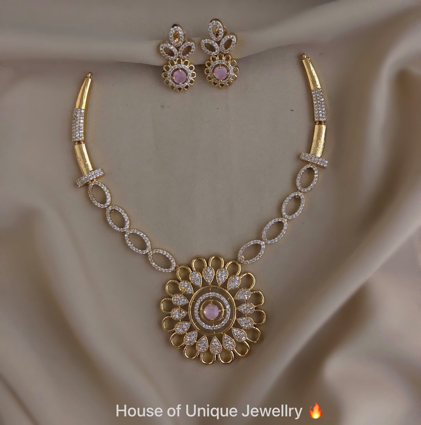 Round stone necklace