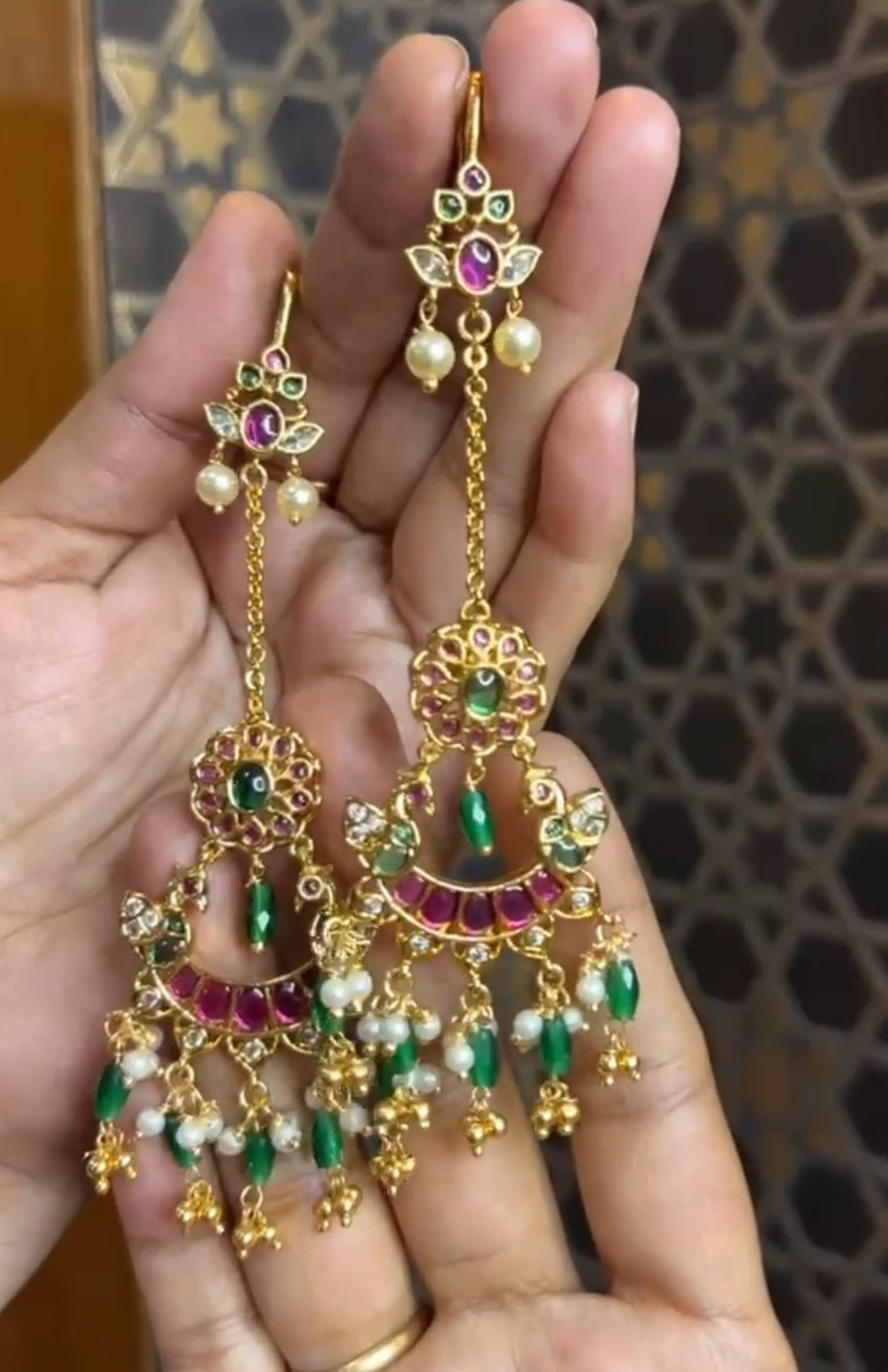 Earing with ear chain