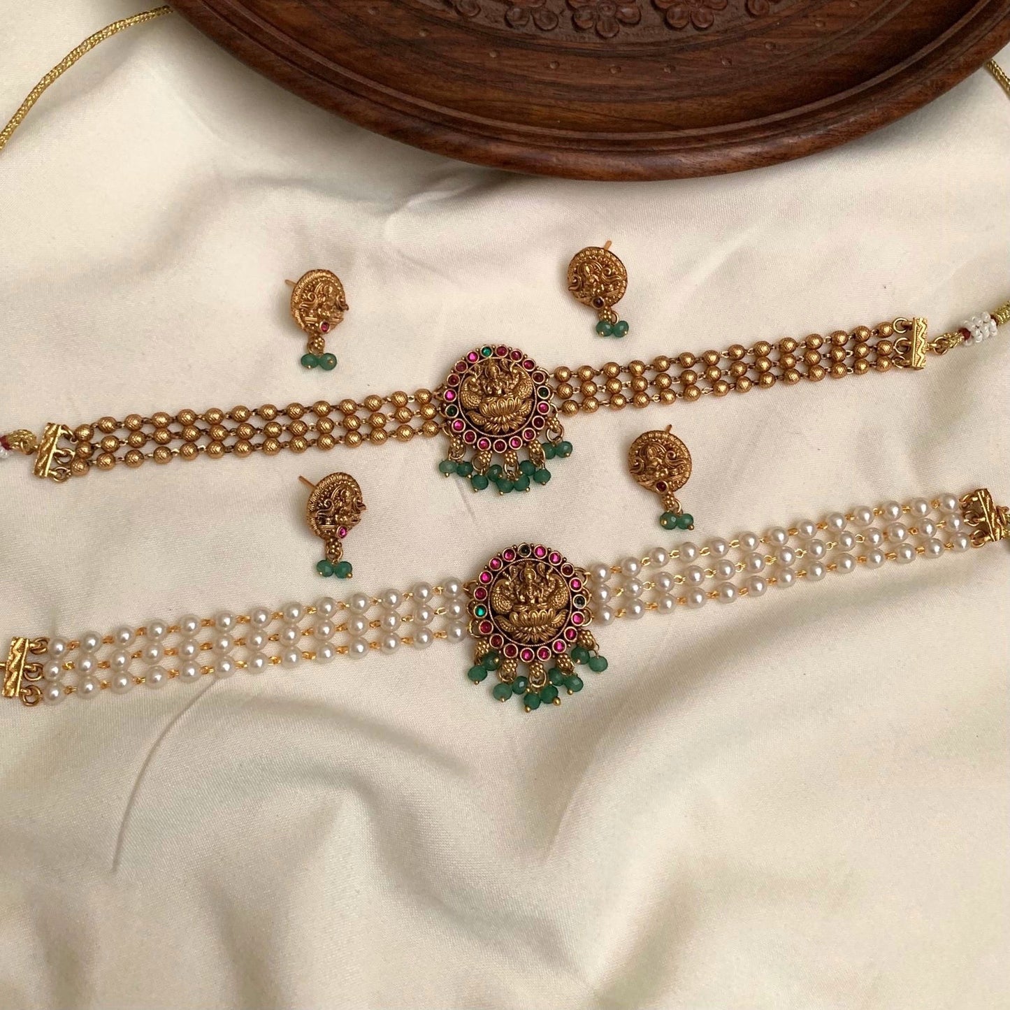 Pearl and gold chocker