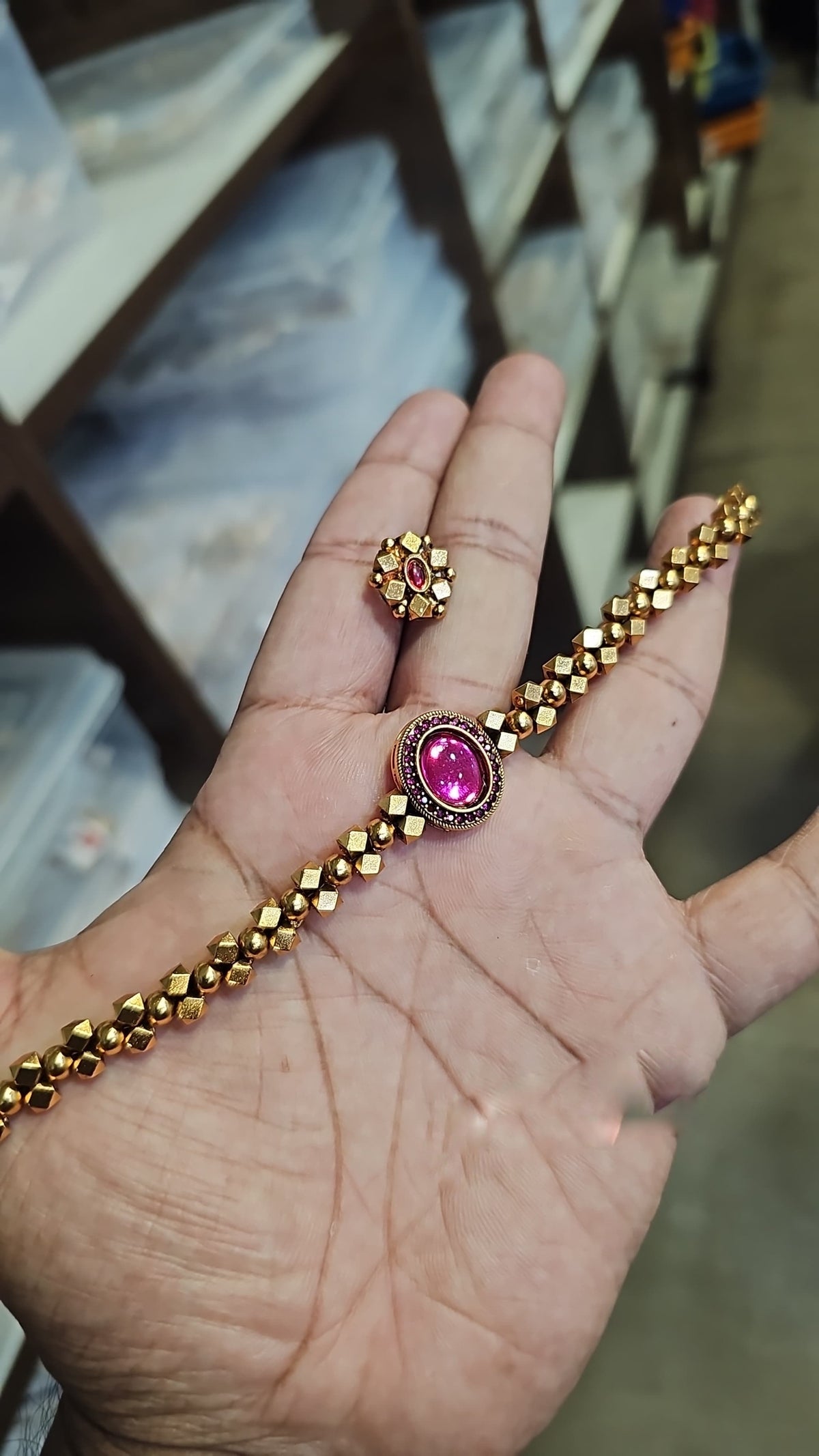 Astapailu choker