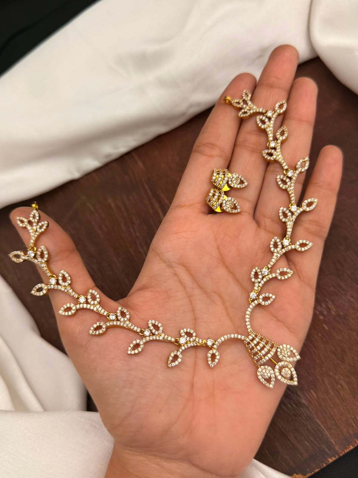 Leaf design necklace