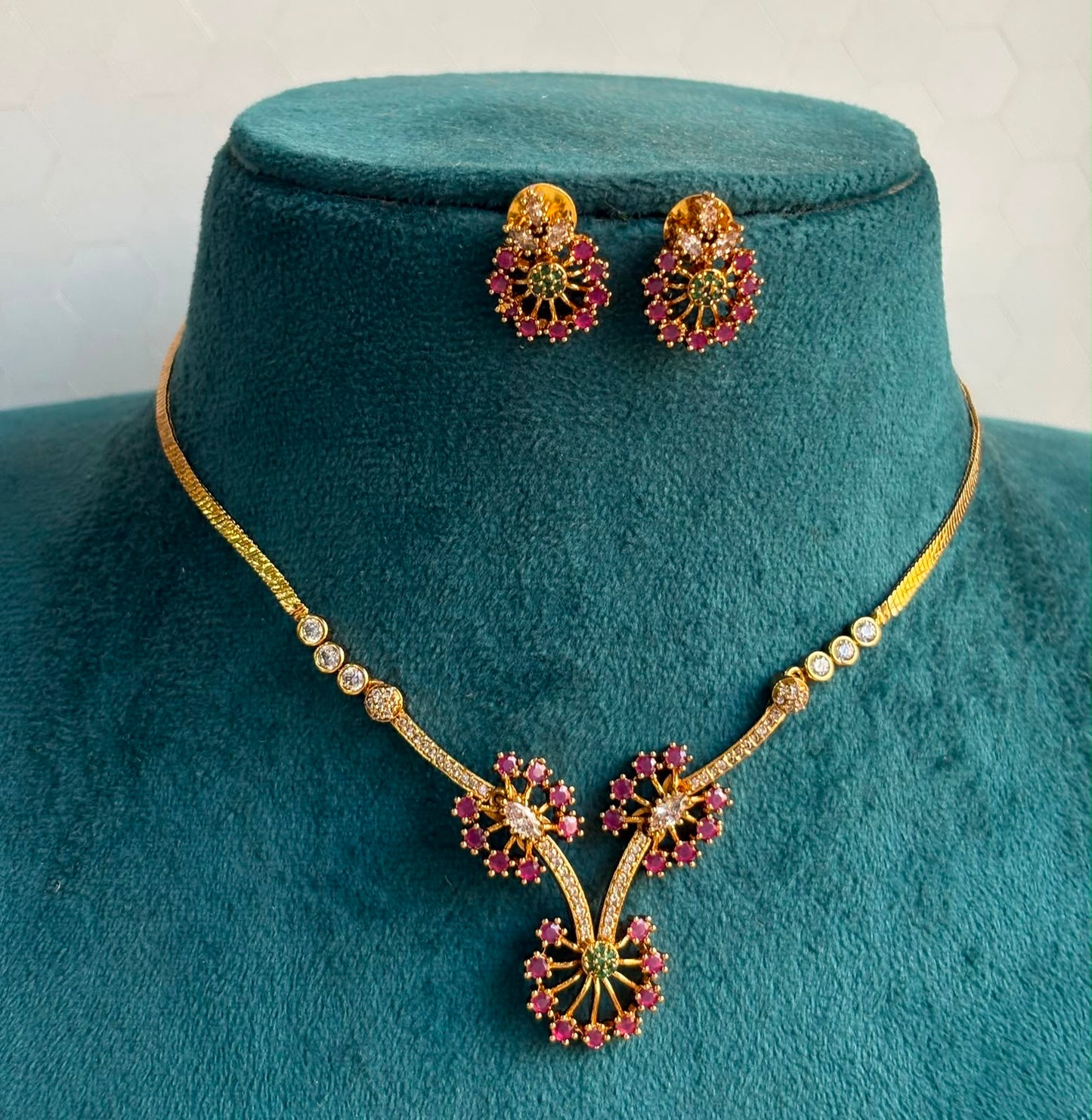 3 flower design necklace