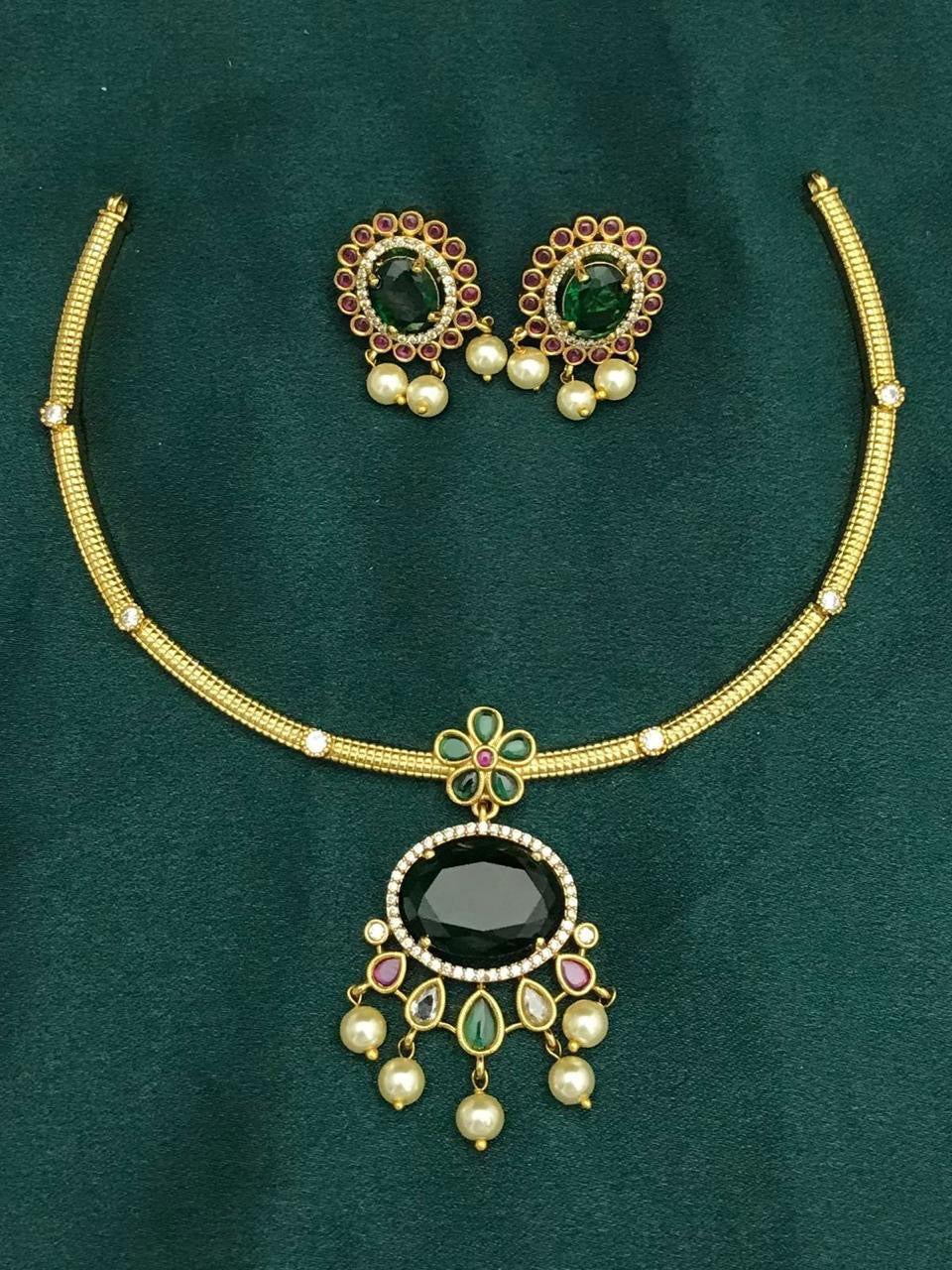 Simple hasli necklace