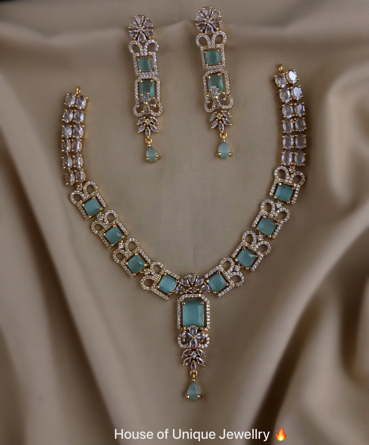 Stone reception look necklace